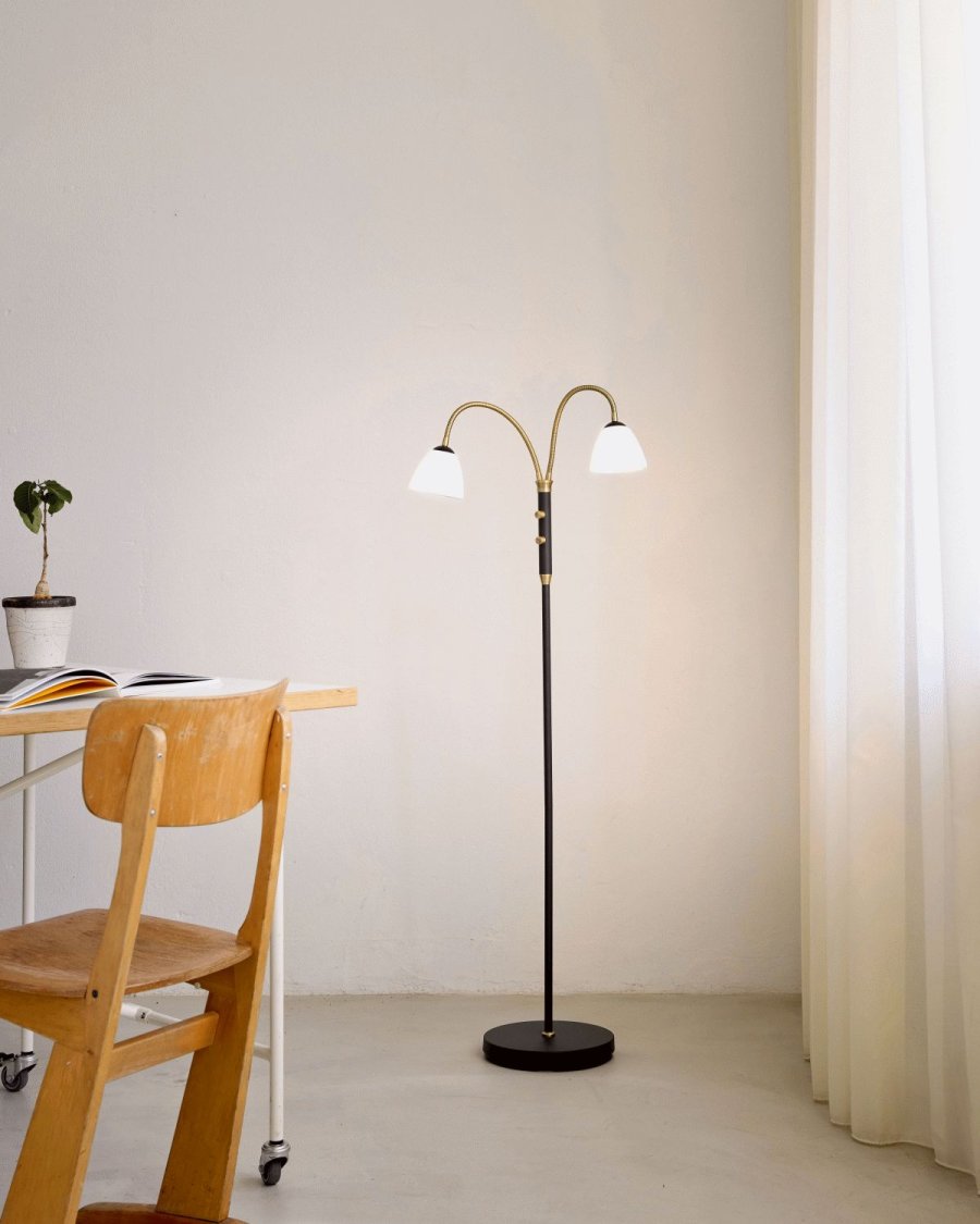 Halo Design Lucid Stehlampe mit 2 Armen LED H140 cm, Schwarz/Antik