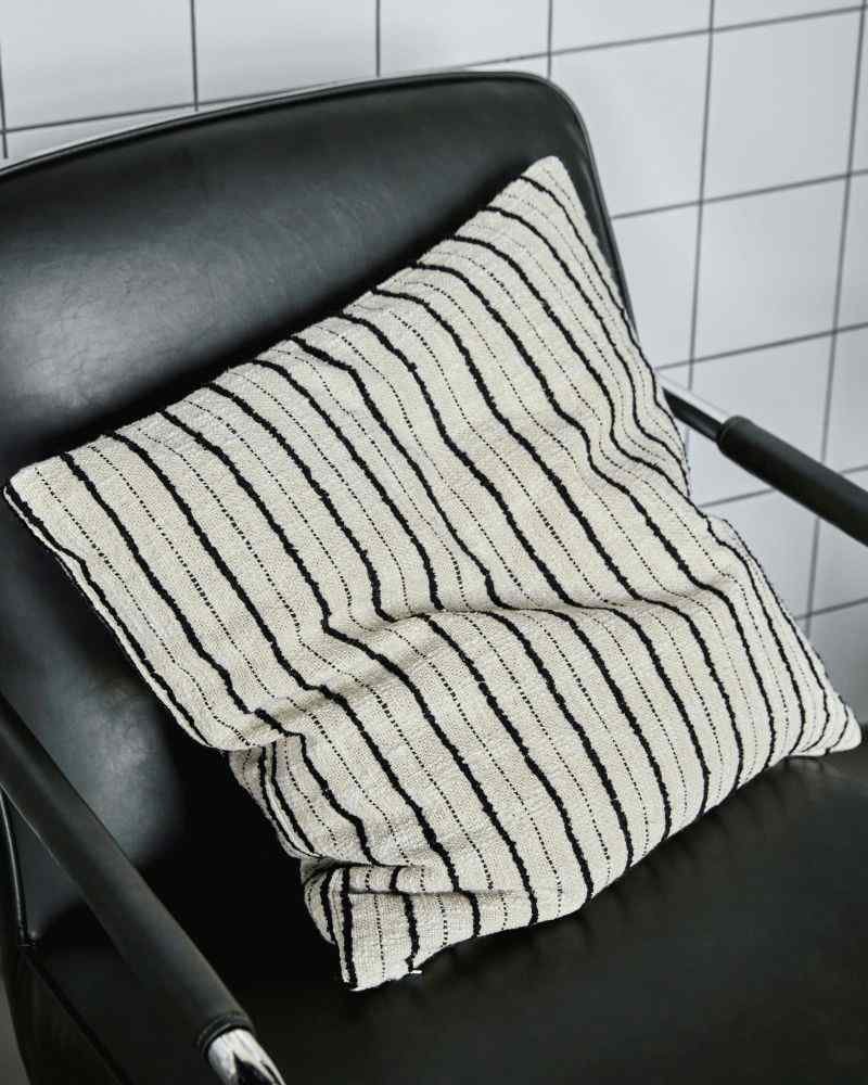 House Doctor Lines Kissenbezug 50x50 cm, Schwarz/Naturweiß