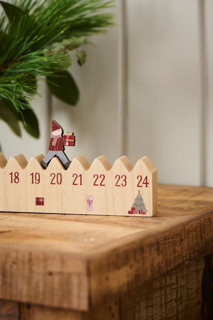 Ib Laursen Adventskalender 50 cm, Weihnachtsmann Mit Weihnachtsgeschenk