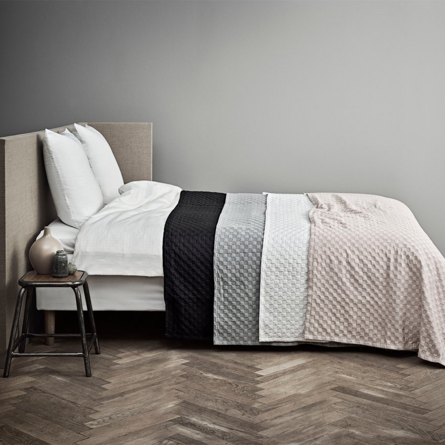 Juna Caro Sengetppe Sort, 280x260 cm
