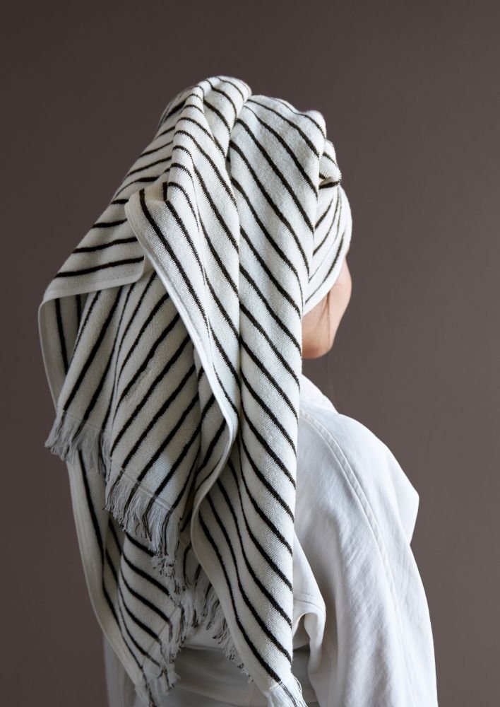 Lene Bjerre Ayane Stripe Badehandtuch 70x140 cm, Leinen/Braun
