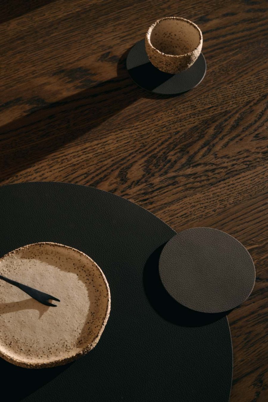 LIND DNA Circle Recycled L�der D�kkeserviet �38 cm, Nupo Black Ink