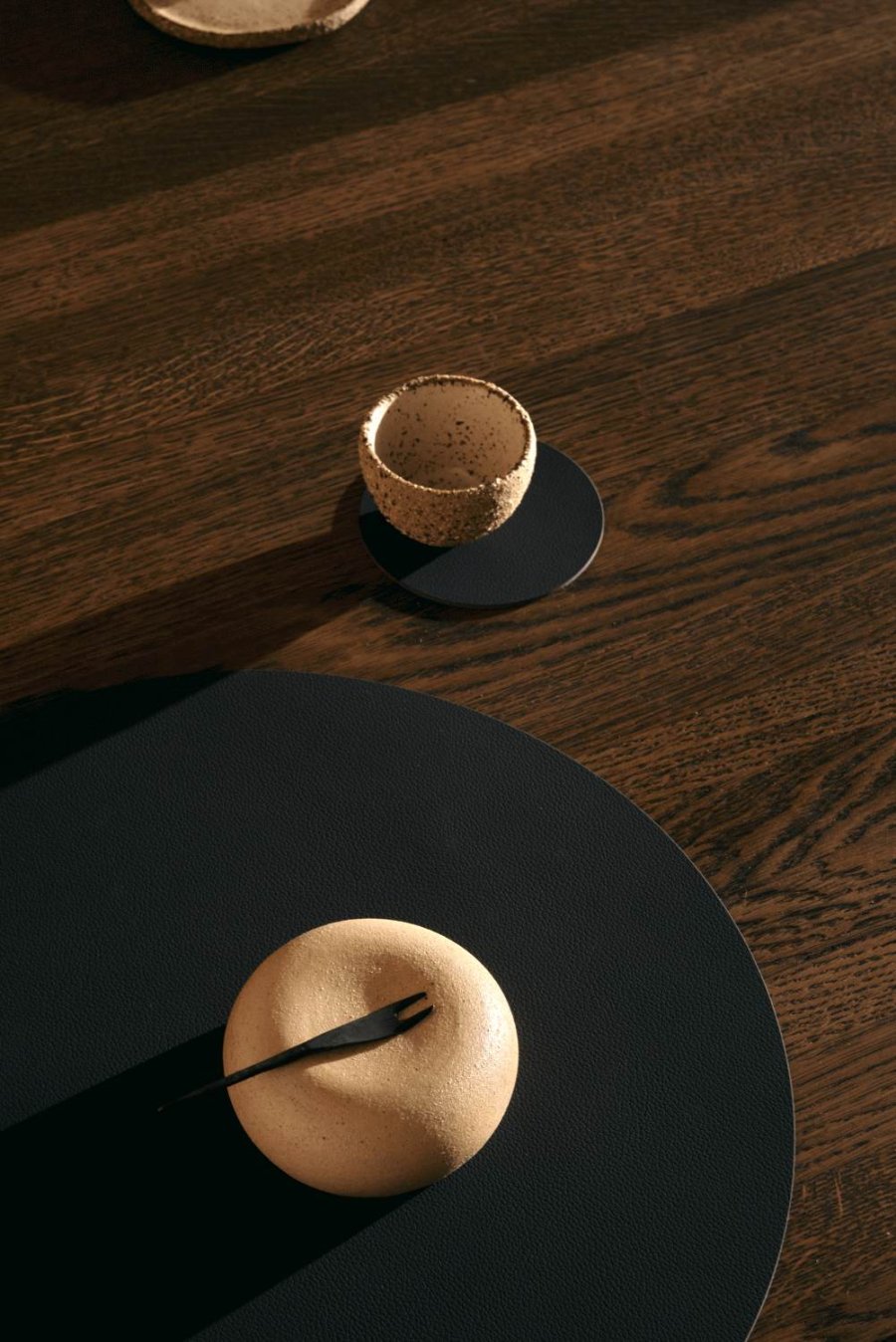 LIND DNA Circle Recycled Leder Glasuntersetzer �10 cm, Nupo Schwarze Tinte