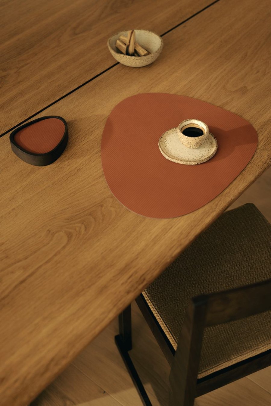 LIND DNA Curve Recycled Leder Tischset 37x44 cm, Corduroy Rust