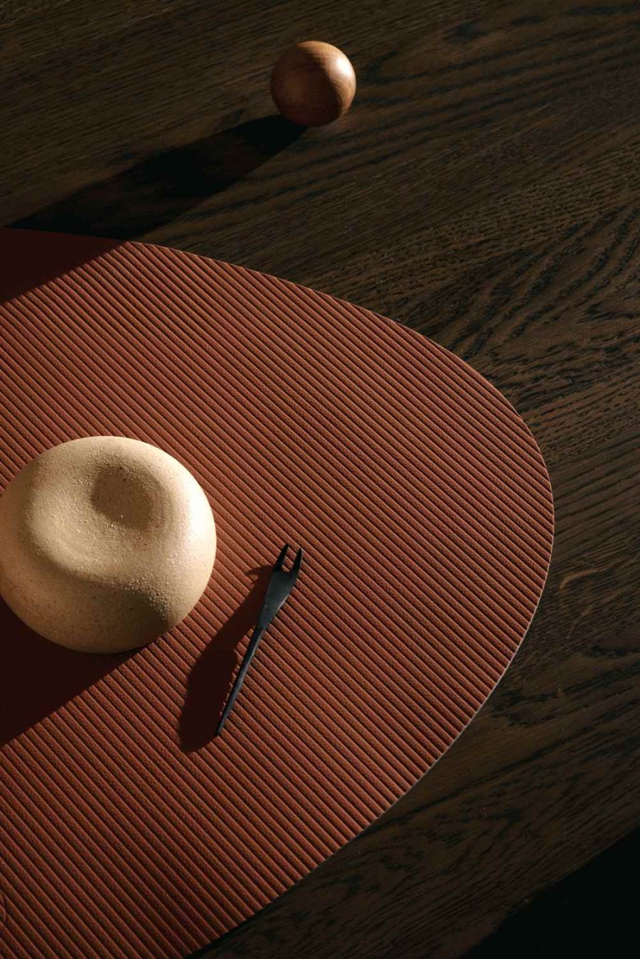 LIND DNA Curve Recycled Leder Tischset 37x44 cm, Corduroy Rust