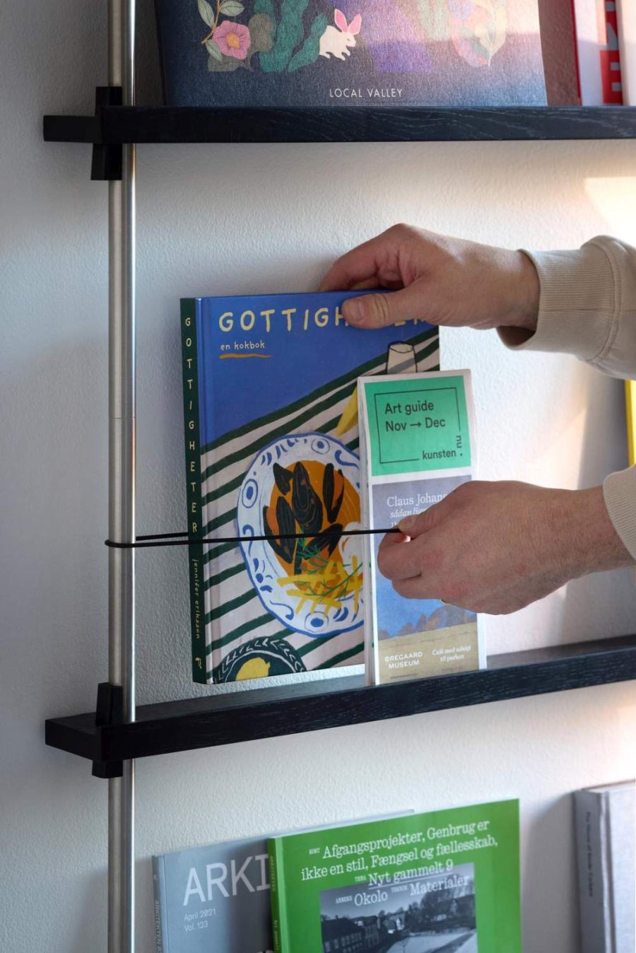 MOEBE Zeitschriftenständer 180x85 cm, Schwarz/Edelstahl