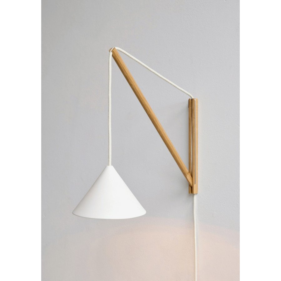 MOEBE Suspended Wandleuchte 70 cm, Gerucherte Eiche