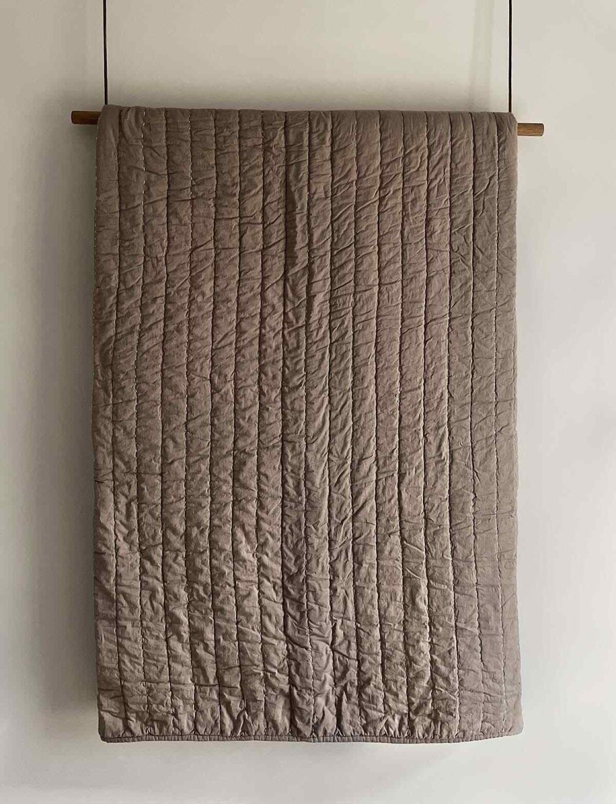 MOUD Home Senses Gestepptes Tagesdecke 260x260 cm, Braun