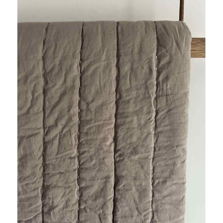 MOUD Home Senses Gestepptes Tagesdecke 260x260 cm, Braun
