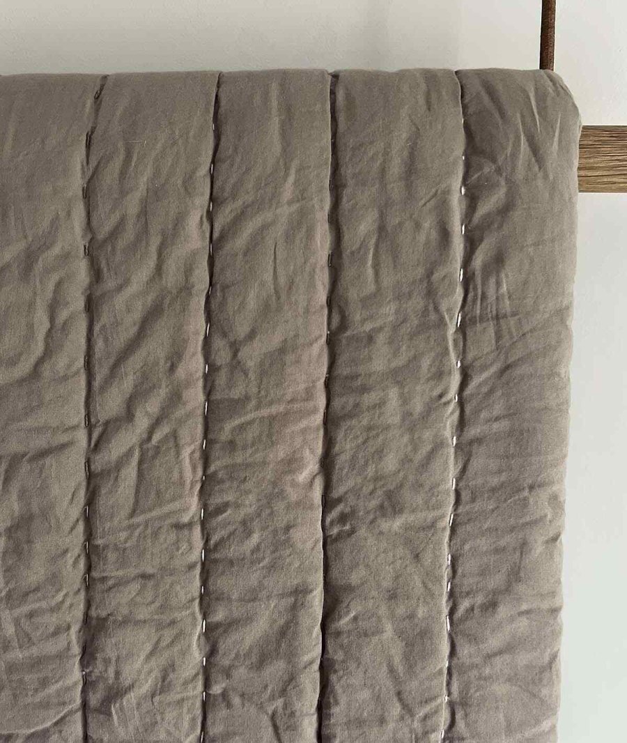 MOUD Home Senses Gestepptes Tagesdecke 260x260 cm, Braun