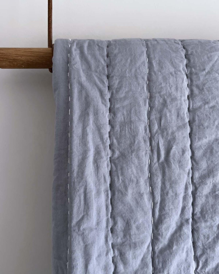 MOUD Home Senses Gestepptes Tagesdecke 260x260 cm, Blau