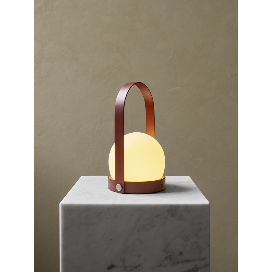 Audo Carrie Tragbare Tischlampe H24,5 cm, Burned Red