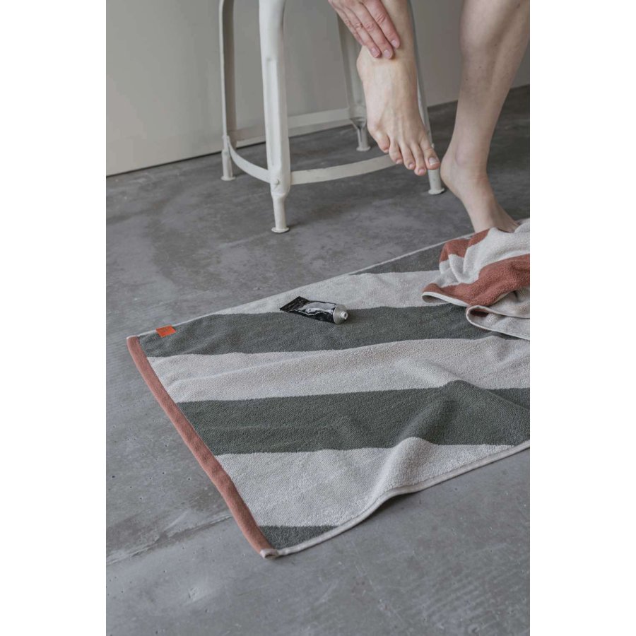Mette Ditmer Diagonal Badematte 50x80 cm, Dunkles Oliv