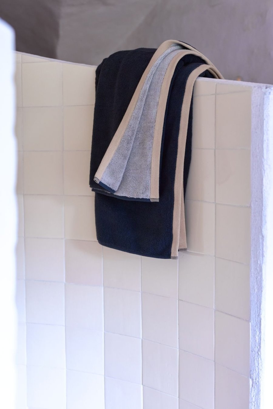 Mette Ditmer Soft H�ndkl�de 70x133 cm, Dark Grey /Light Grey