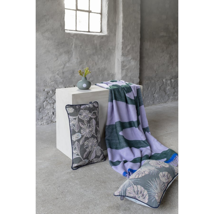 Mette Ditmer Atelier Kissen 50x30 cm, Monstera/Light Blue