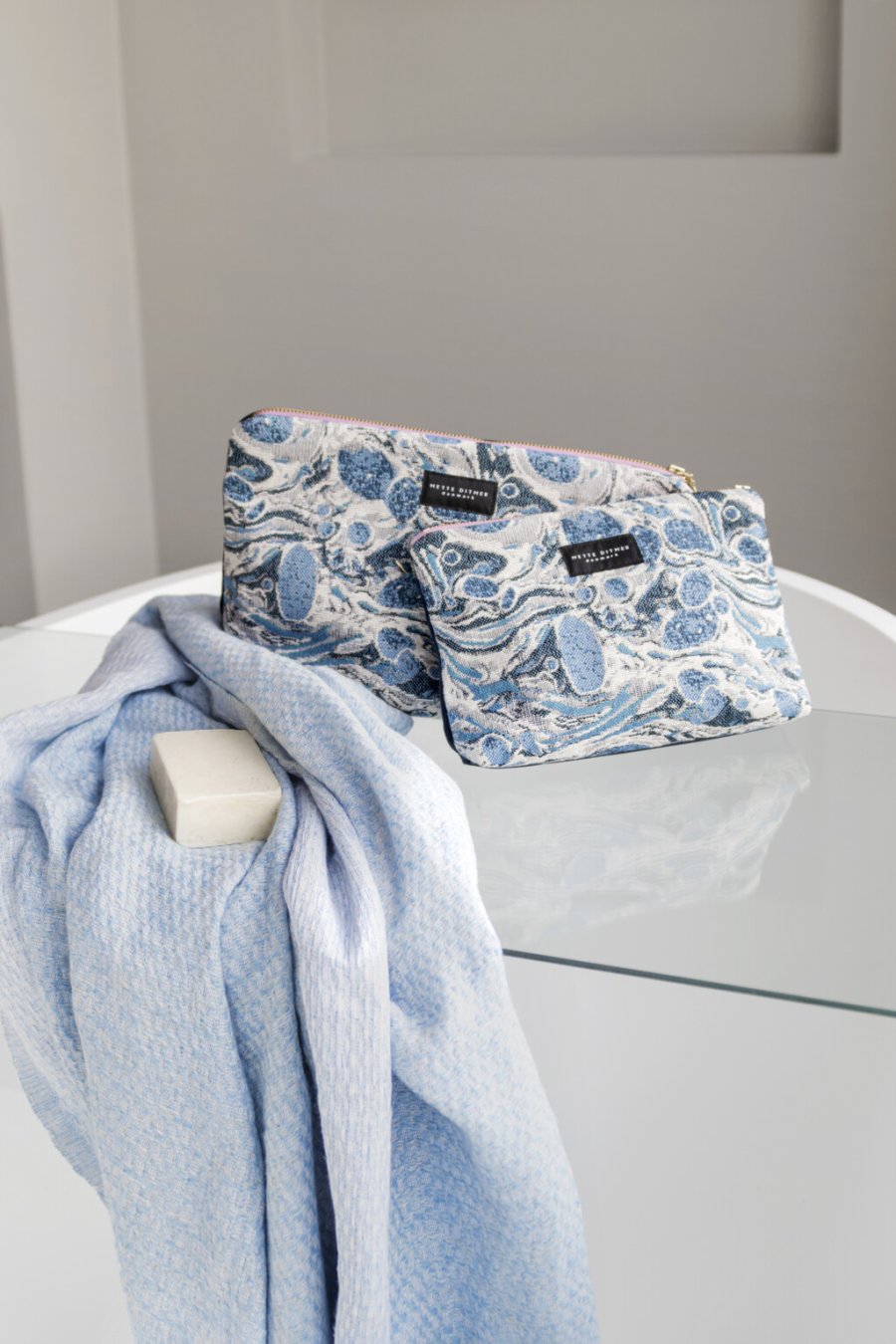 Mette Ditmer Venus Kosmetikpung 23x14 cm, Blue Marble/Dark Blue