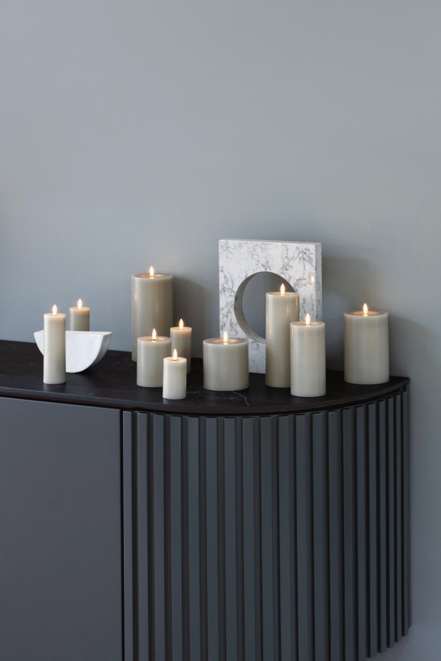 Moods & More Stumpenkerze mit Schmelzeffekt LED 4,9xH10 cm, Kit Grey