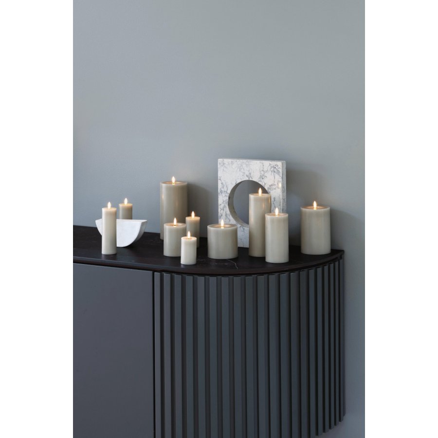 Moods & More Stumpenkerze mit Schmelzeffekt LED 7,4xH15 cm, Kit Grey