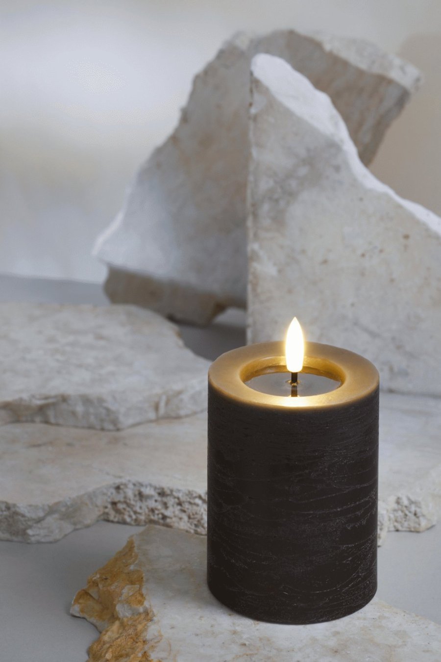 Moods & More Rustikale Stumpenkerze mit Schmelzeffekt LED 7,4xH15 cm, Charcoal