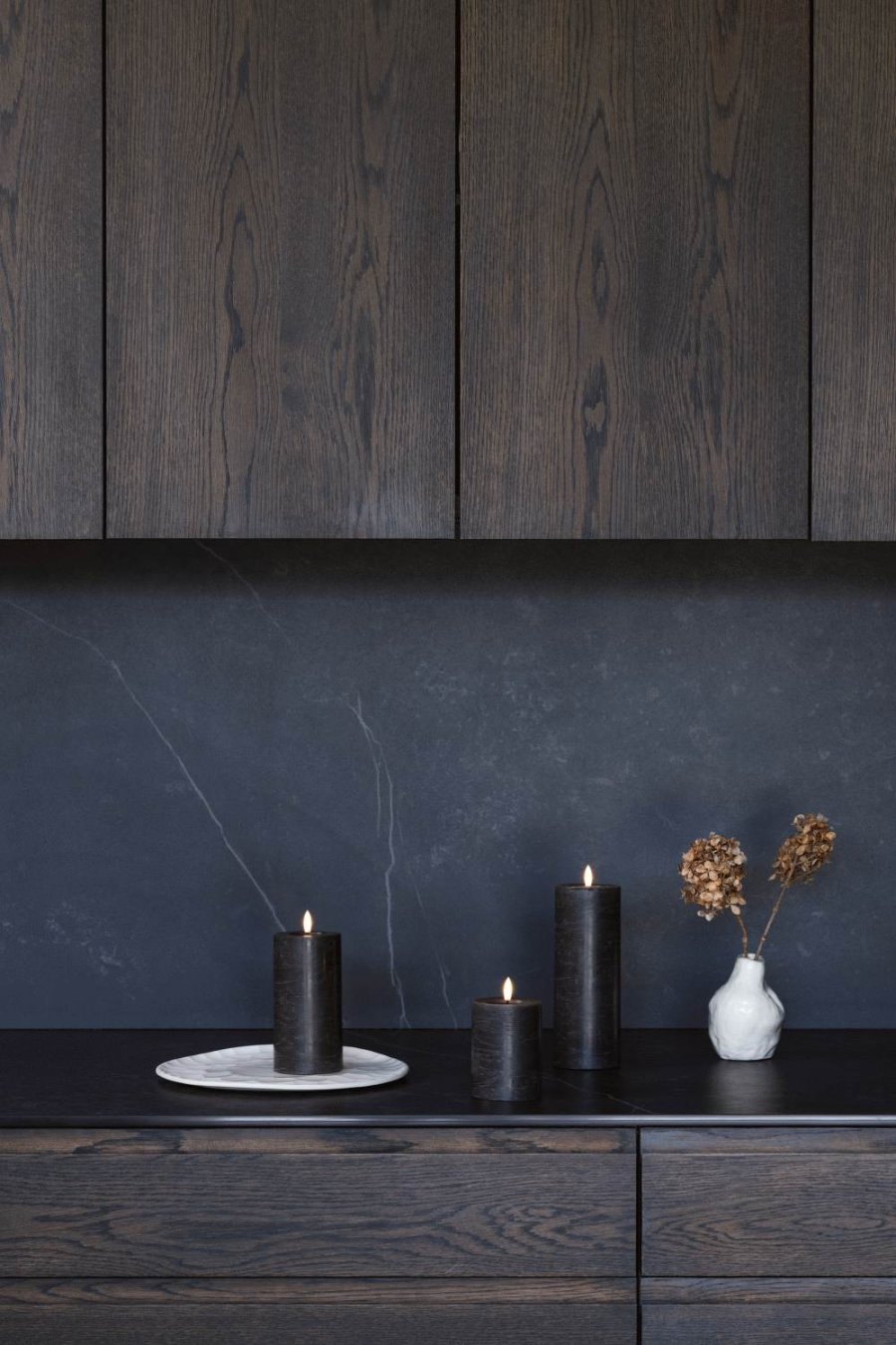 Moods & More Rustikale Stumpenkerze mit Schmelzeffekt LED 7,4xH15 cm, Charcoal