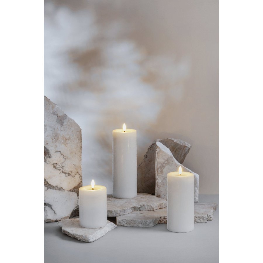 Moods & More Rustikale Stumpenkerze mit Schmelzeffekt LED 7,4xH10 cm, Classic White