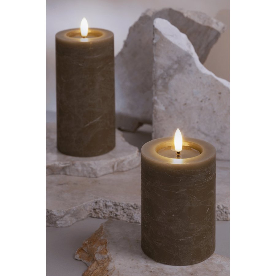 Moods & More Rustikale Stumpenkerze mit Schmelzeffekt LED 7,4xH10 cm, Dark Sand