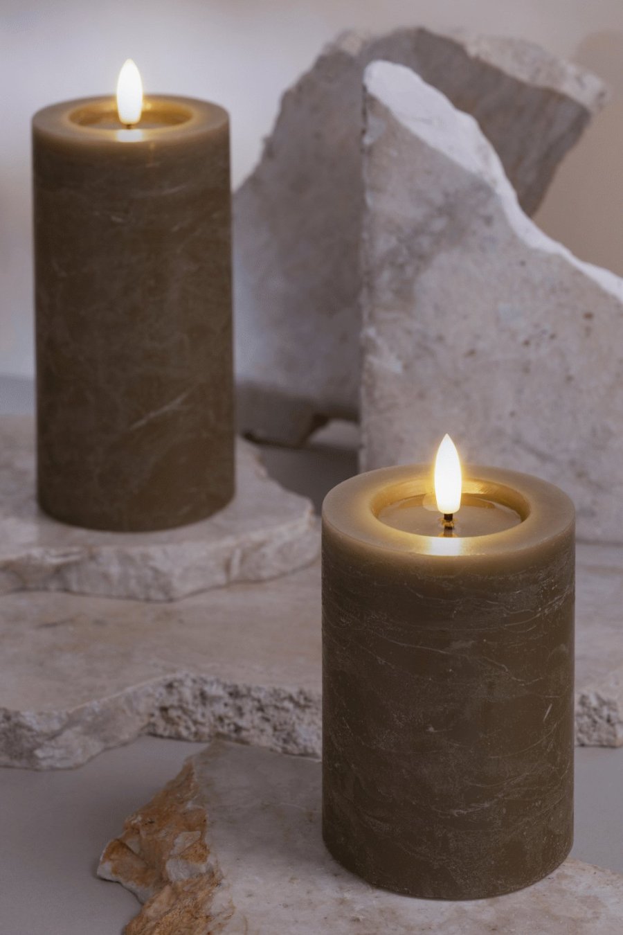 Moods & More Rustikale Stumpenkerze mit Schmelzeffekt LED 7,4xH10 cm, Dark Sand