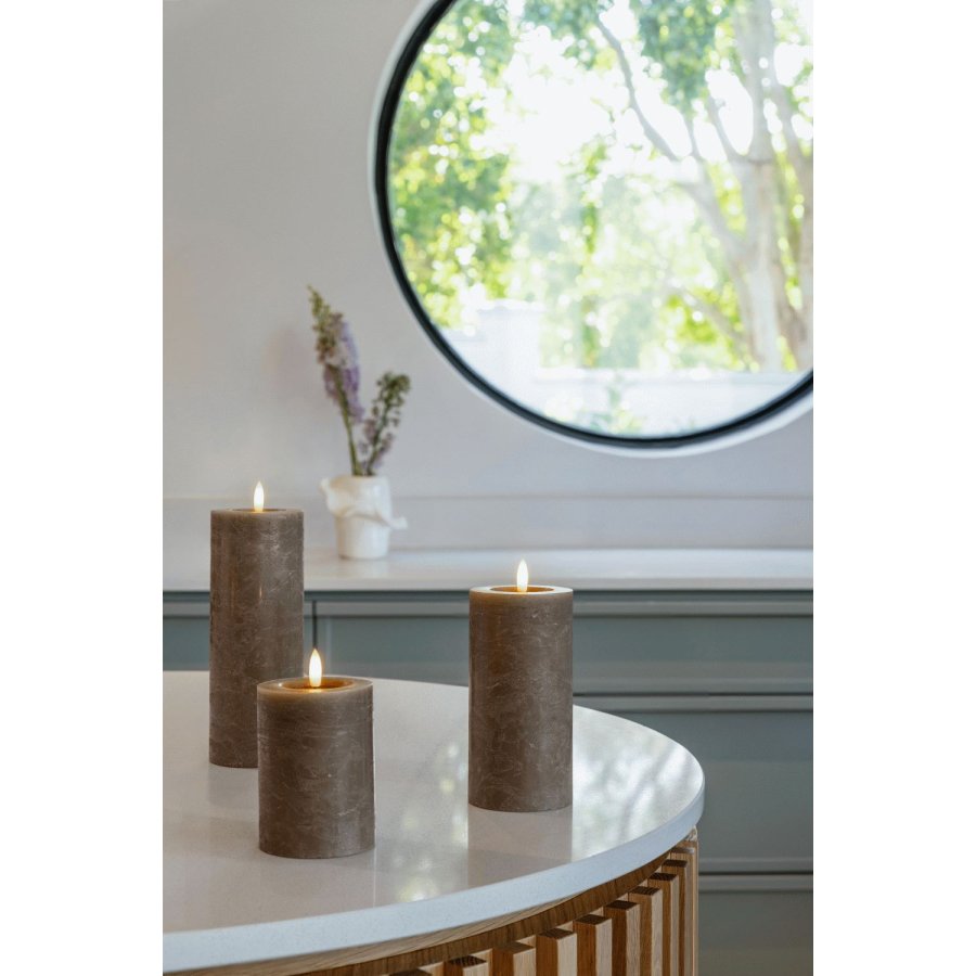 Moods & More Rustikale Stumpenkerze mit Schmelzeffekt LED 7,4xH10 cm, Dark Sand