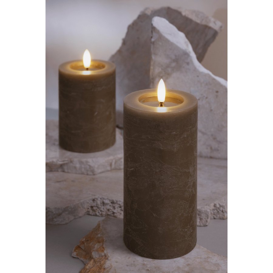 Moods & More Rustikale Stumpenkerze mit Schmelzeffekt LED 7,4xH15 cm, Dark Sand