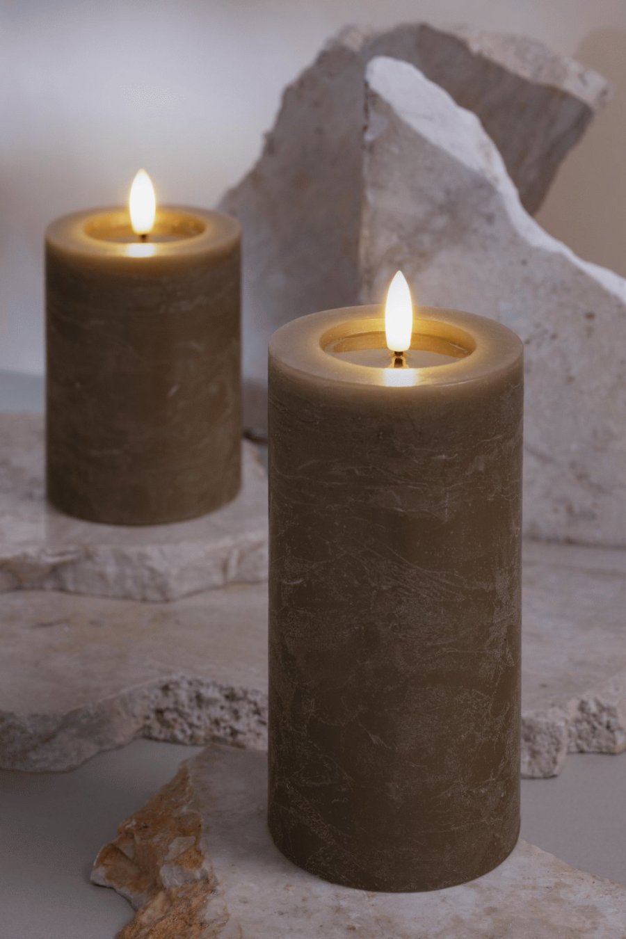 Moods & More Rustikale Stumpenkerze mit Schmelzeffekt LED 7,4xH15 cm, Dark Sand