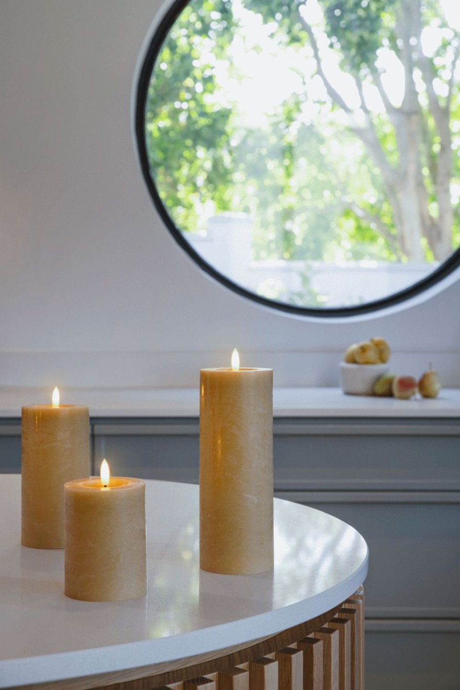 Moods & More Rustikale Stumpenkerze mit Schmelzeffekt LED 7,4xH10 cm, Honey Mustard