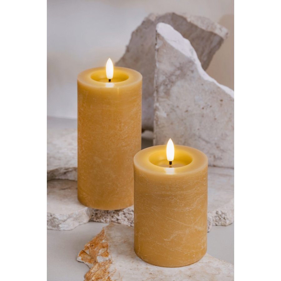 Moods & More Rustikale Stumpenkerze mit Schmelzeffekt LED 7,4xH15 cm, Honey Mustard