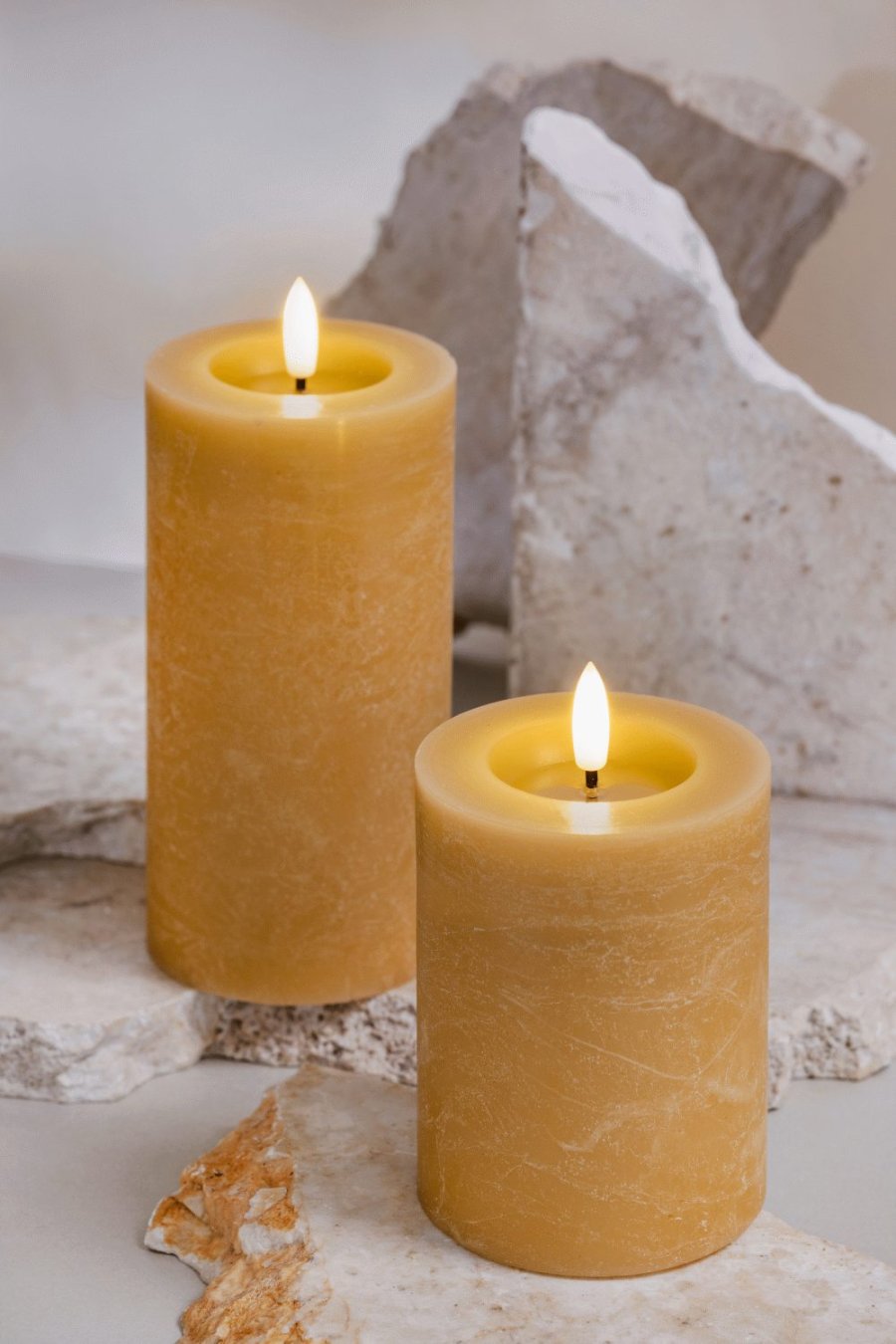 Moods & More Rustikale Stumpenkerze mit Schmelzeffekt LED 7,4xH15 cm, Honey Mustard