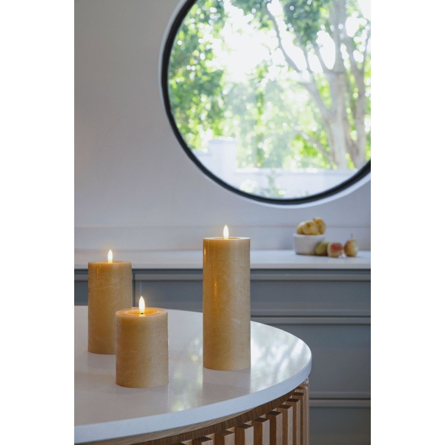 Moods & More Rustikale Stumpenkerze mit Schmelzeffekt LED 7,4xH15 cm, Honey Mustard