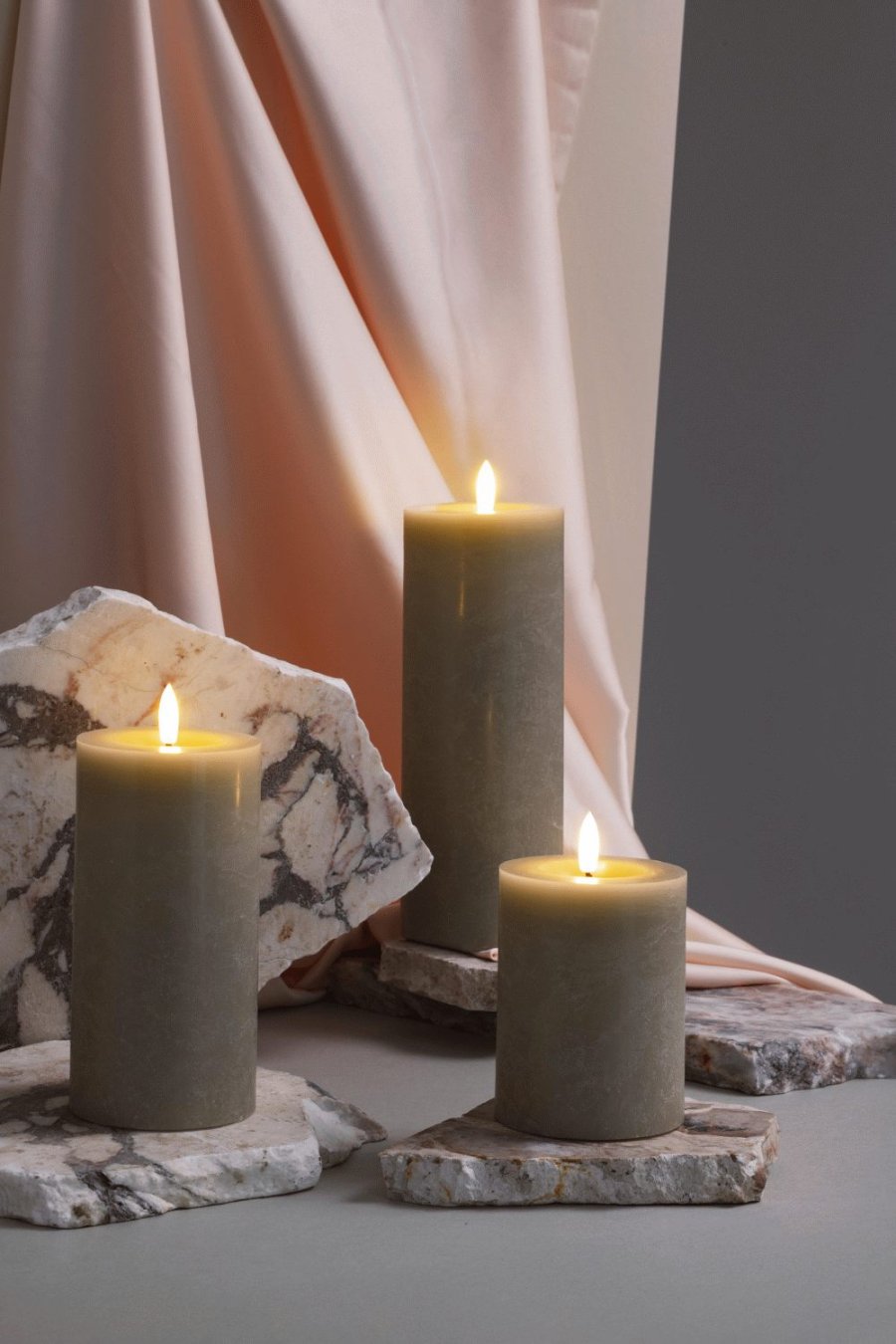 Moods & More Rustikale Stumpenkerze mit Schmelzeffekt LED 7,4xH20 cm, Kit Grey