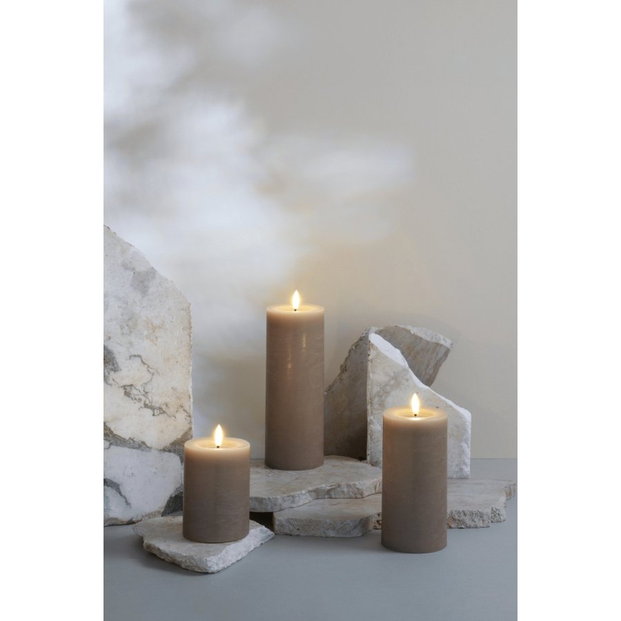 Moods & More Rustikale Stumpenkerze mit Schmelzeffekt LED 7,4xH15 cm, Sand
