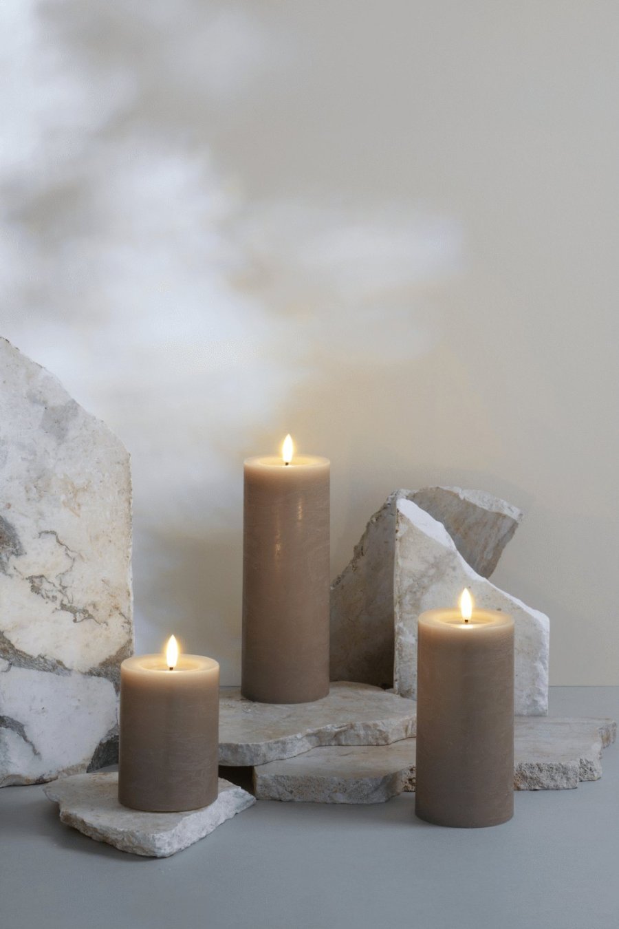 Moods & More Rustikale Stumpenkerze mit Schmelzeffekt LED 7,4xH15 cm, Sand