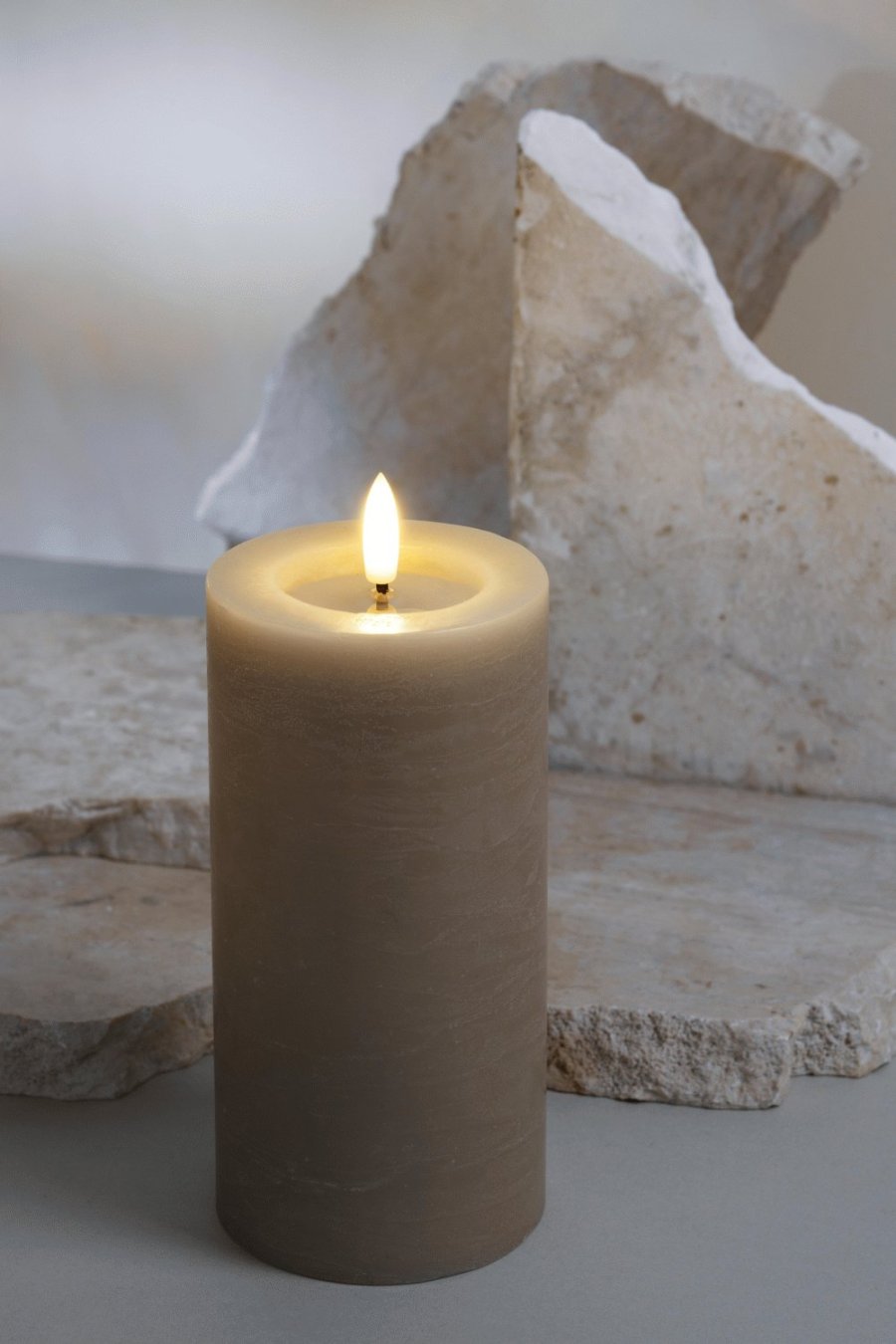 Moods & More Rustikale Stumpenkerze mit Schmelzeffekt LED 7,4xH15 cm, Sand