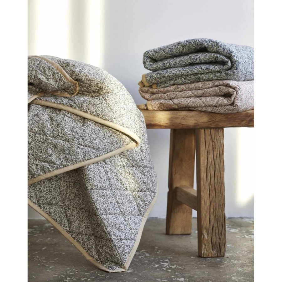 Nordal Agena Quiltet Tppe 200x140 cm, Bl/Offwhite