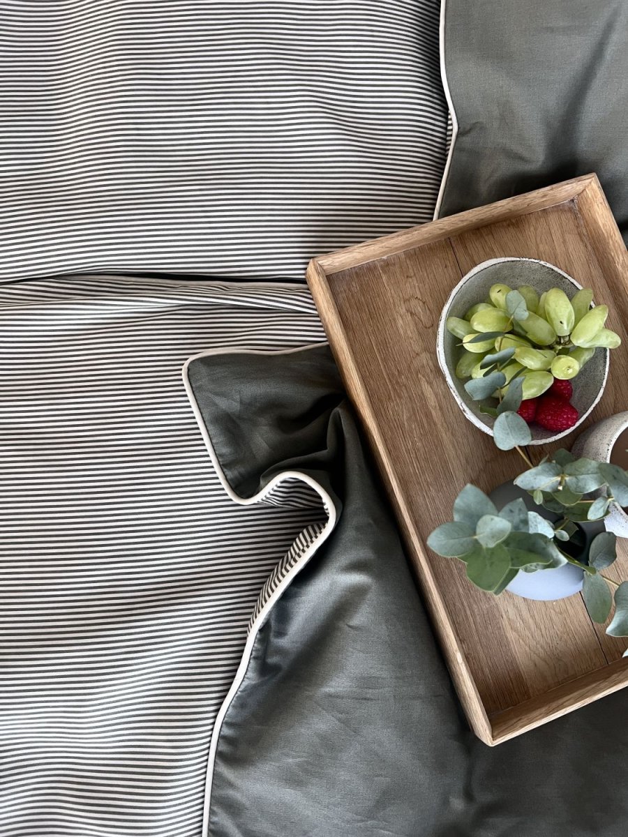 OMHU Pin Stripe m. Piping Senget�j 140x200 cm, Olive/Sand