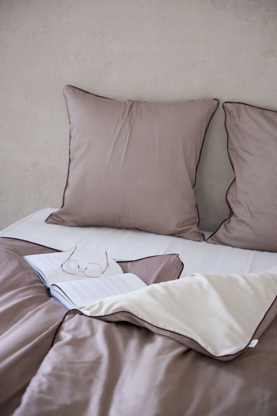OMHU Pin Stripe m. Piping Senget�j 140x220 cm, Royal/Sand