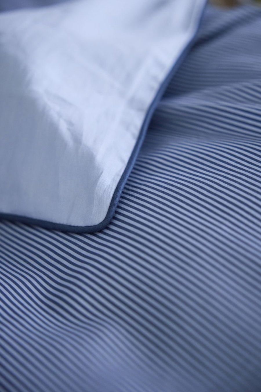 OMHU Pin Stripe m. Piping Senget�j 140x220 cm, Ocean/Sky