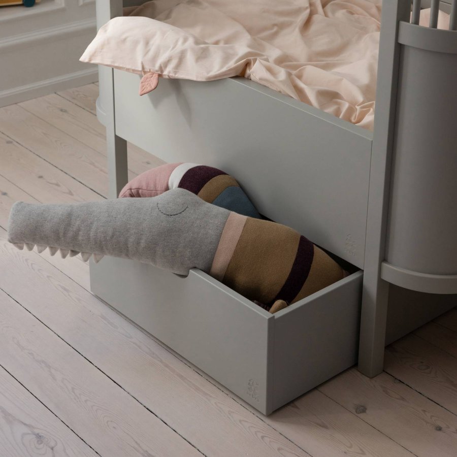 Sebra Strikket Pude Sleepy Croc 12x190 cm, Birchbark Rose