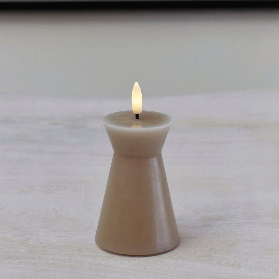 Sirius Sille Nordic Sculpture Stumpekerze Kegel LED �6,7/H10 cm, Helles Karamell