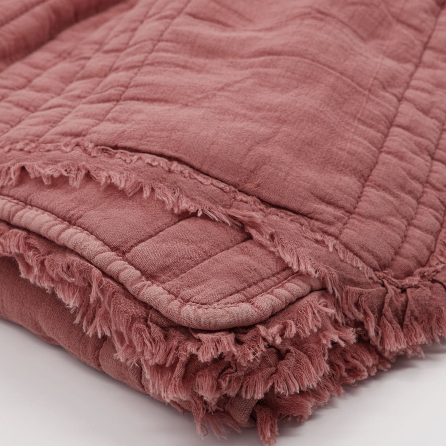 House Doctor Ruffle Quilt 180x130 cm, Dusty Berry