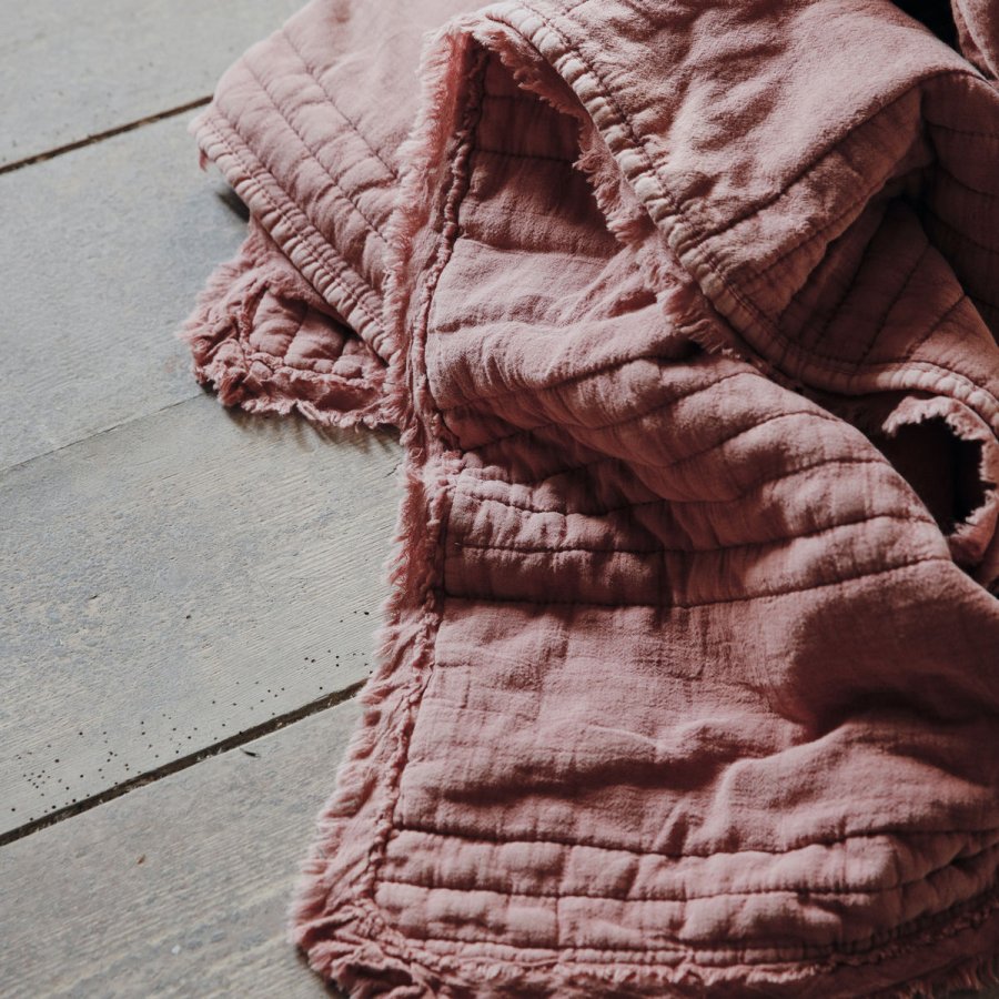 House Doctor Ruffle Quilt 180x130 cm, Dusty Berry