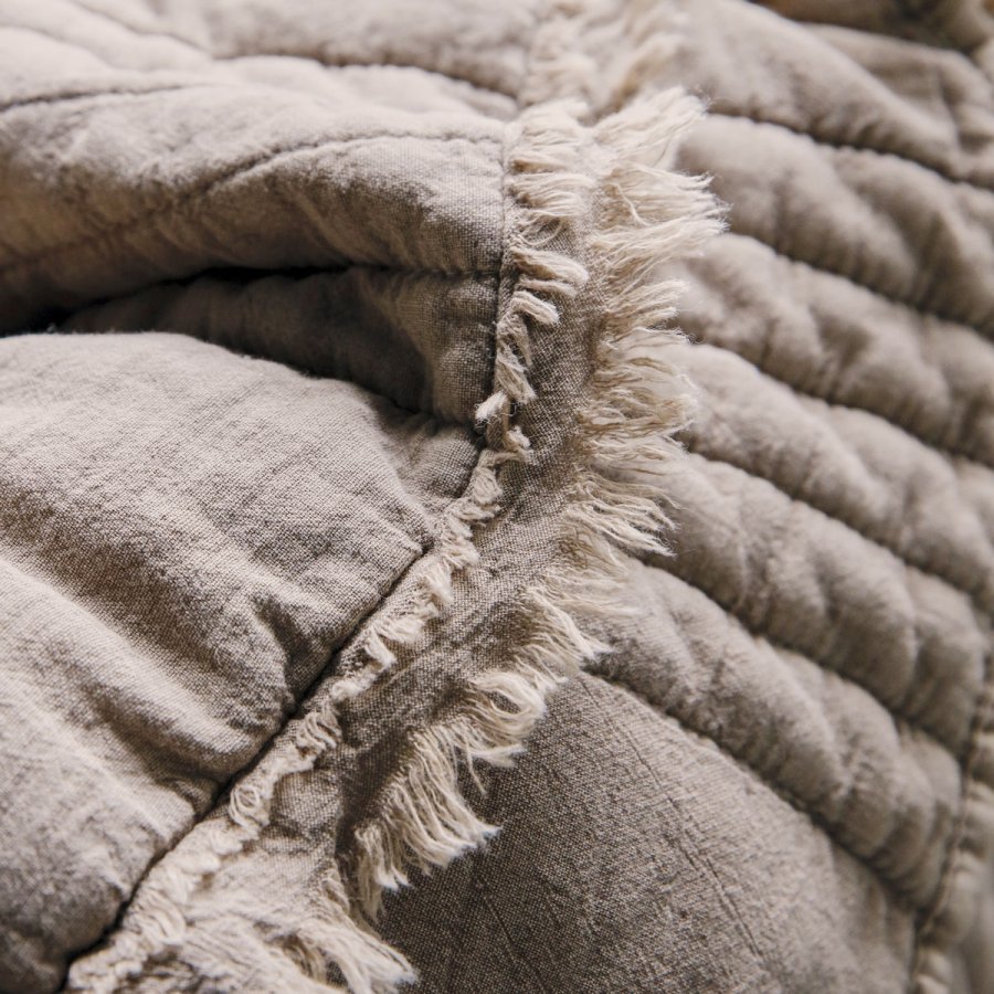 House Doctor Ruffle Quilt 180x130 cm, Lysebrun