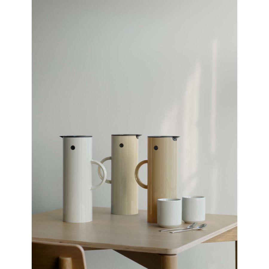 Stelton EM77 Thermoskanne 1 L, Warm Sand