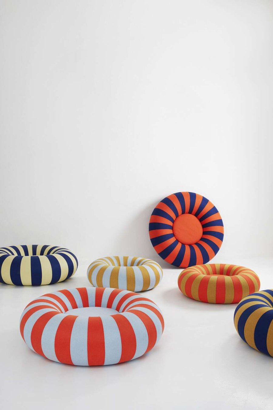 Studio About Float Puf 100 cm, Bl/Rd
