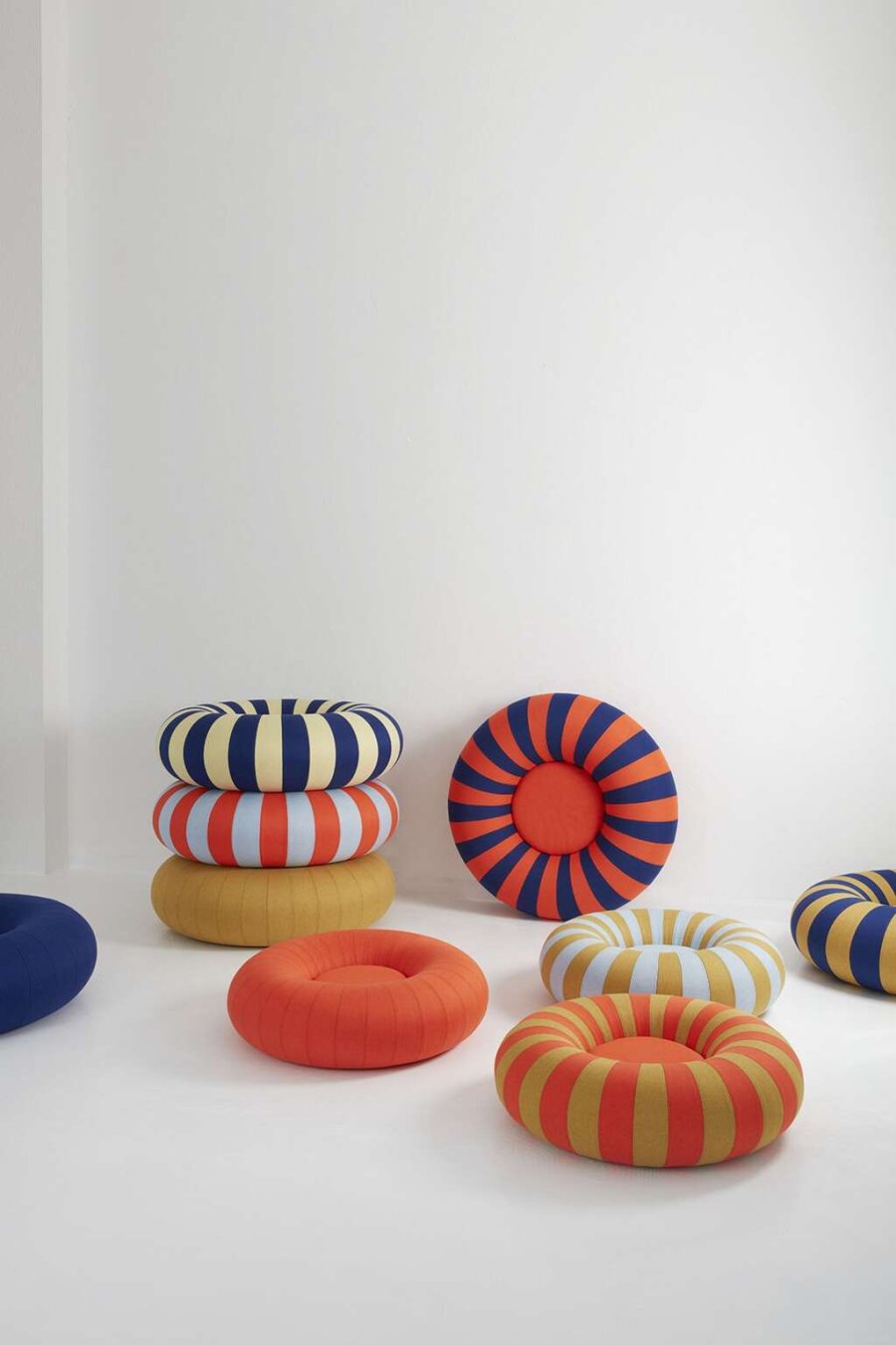 Studio About Float Pouf 80 cm, Dunkelblau/Ocker